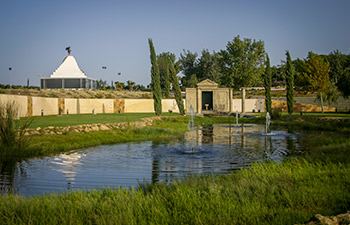 Vista Lago y Pirámide Cementerio Mancomunado Chiclana