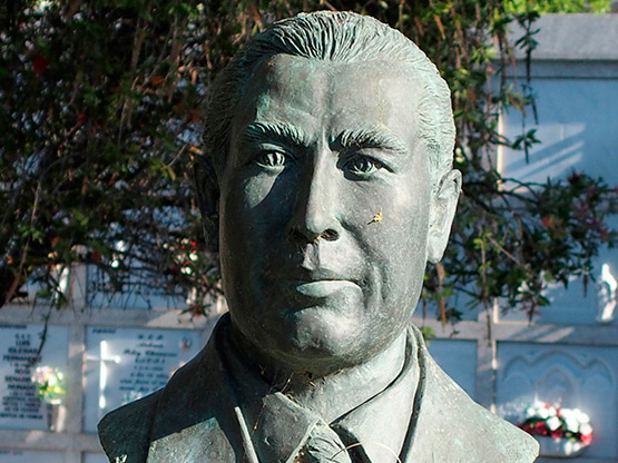 busto-de-cesar-emilio-arroyo-pastor.slider.2.title