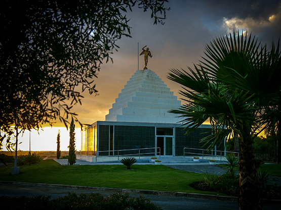 piramide-conmemorativa-del-cementerio-de-san-jose.slider.2.title