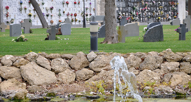 Inhumación en orilla del lago.